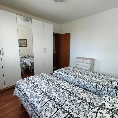 Finestre Verdi Con Parcheggio